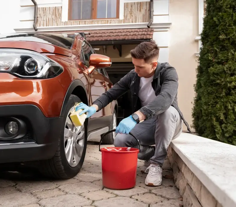 Lavage auto à domicile Le Trioulou : professionnel intervenant sur un véhicule